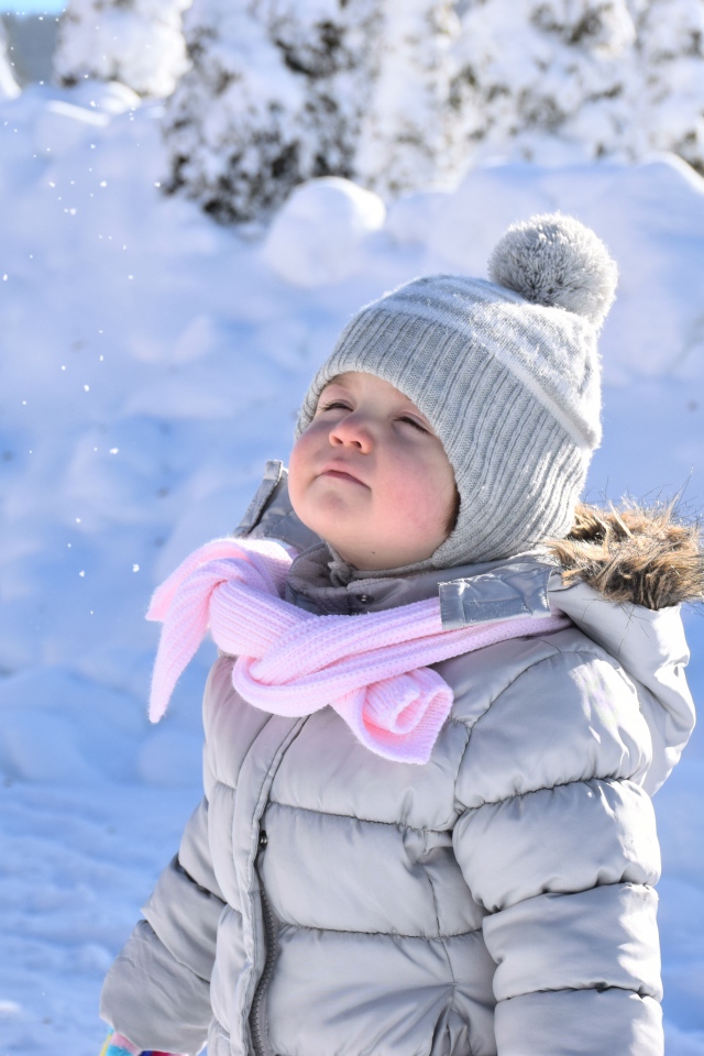 Маленькая девочка наслаждается зимой 