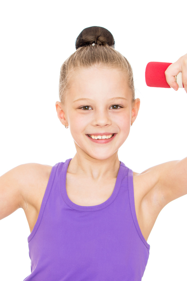 Маленькая девочка занимается с гантелей на белом фоне