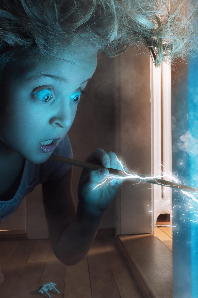 Маленькая девочка засунула палку в розетку 