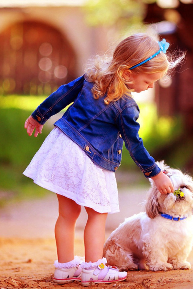 Маленькая девочка гуляет с собакой 