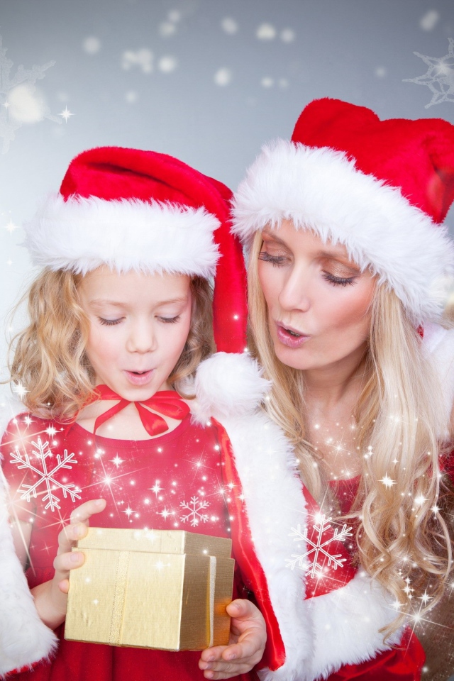 Маленькая девочка с мамой в новогодних костюмах с подарками