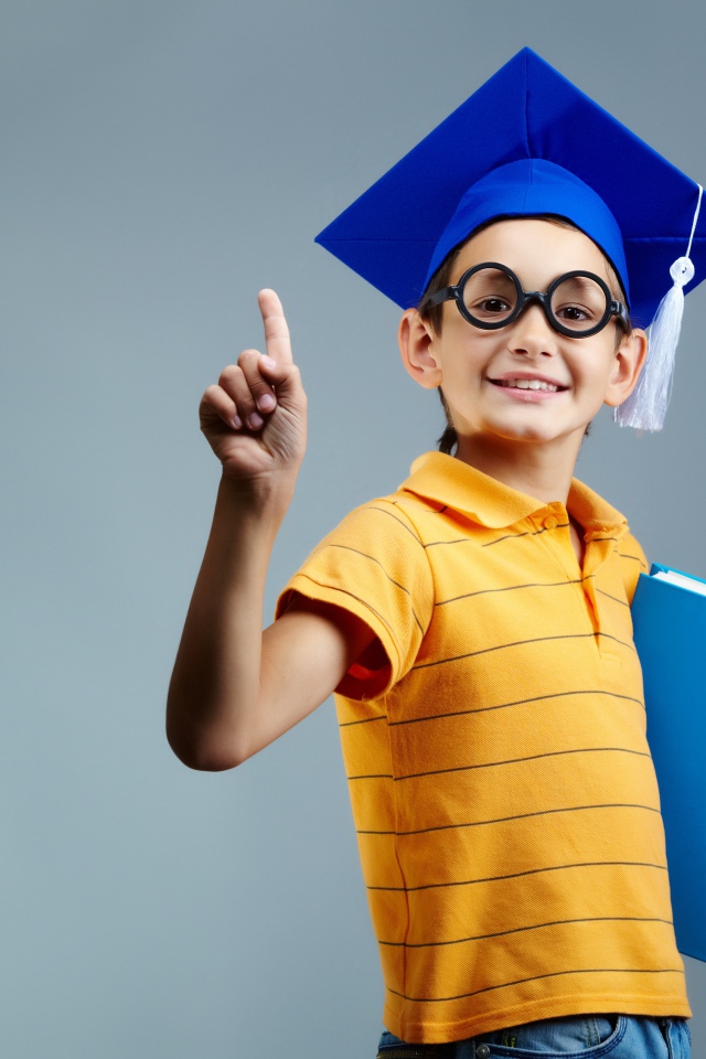 Маленький ученый мальчик с книгой в руке 