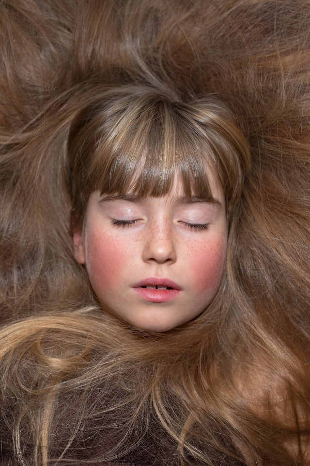 Маленькая спящая девочка с длинными волосами