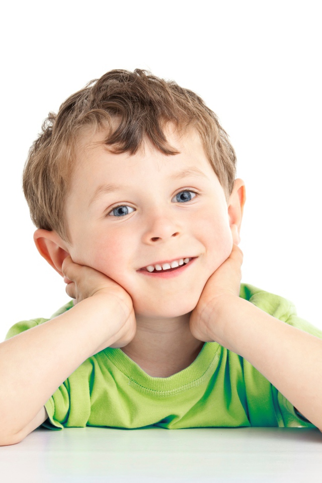 Маленький улыбающийся голубоглазый мальчик на белом фоне