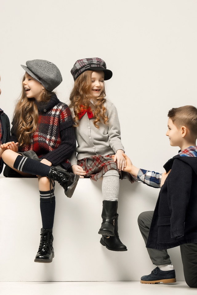 Маленькие стильные дети на сером фоне