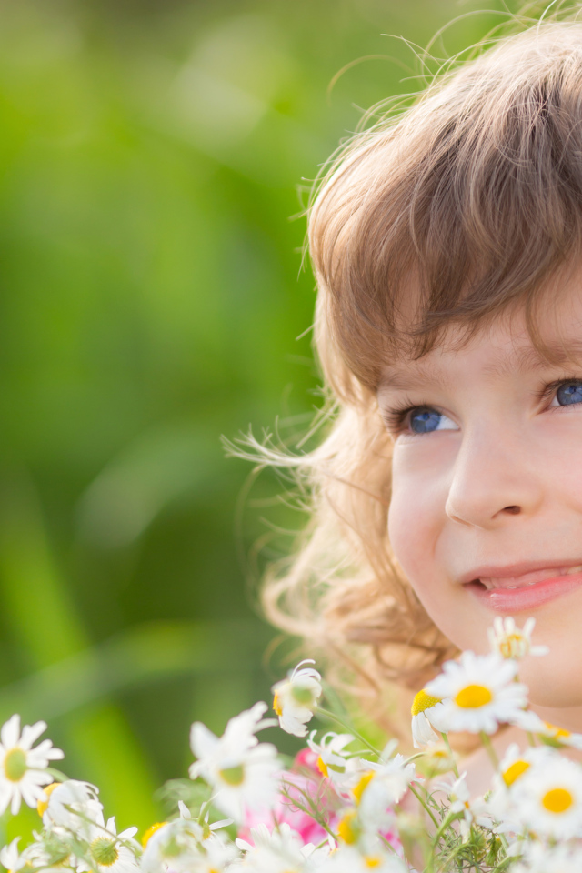 Улыбающаяся девочка с букетом ромашек 