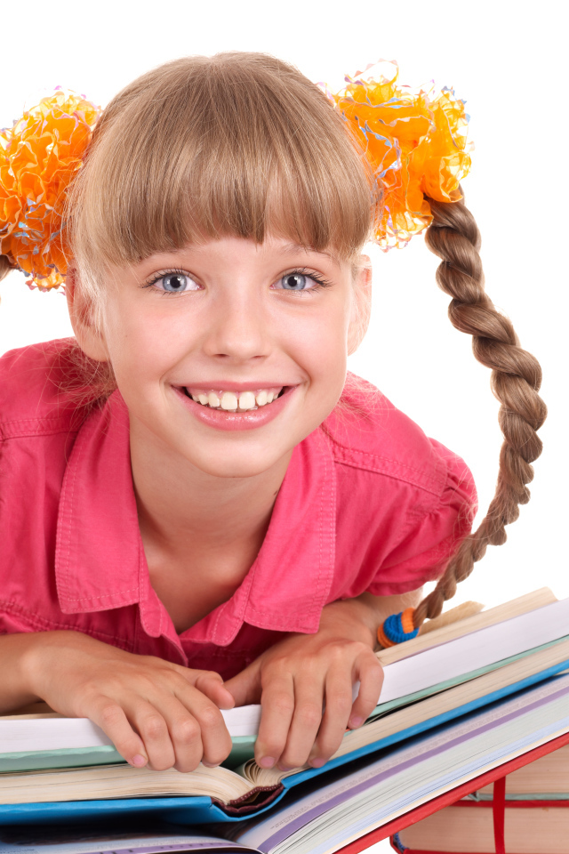 Улыбающаяся девочка с книгами на белом фоне