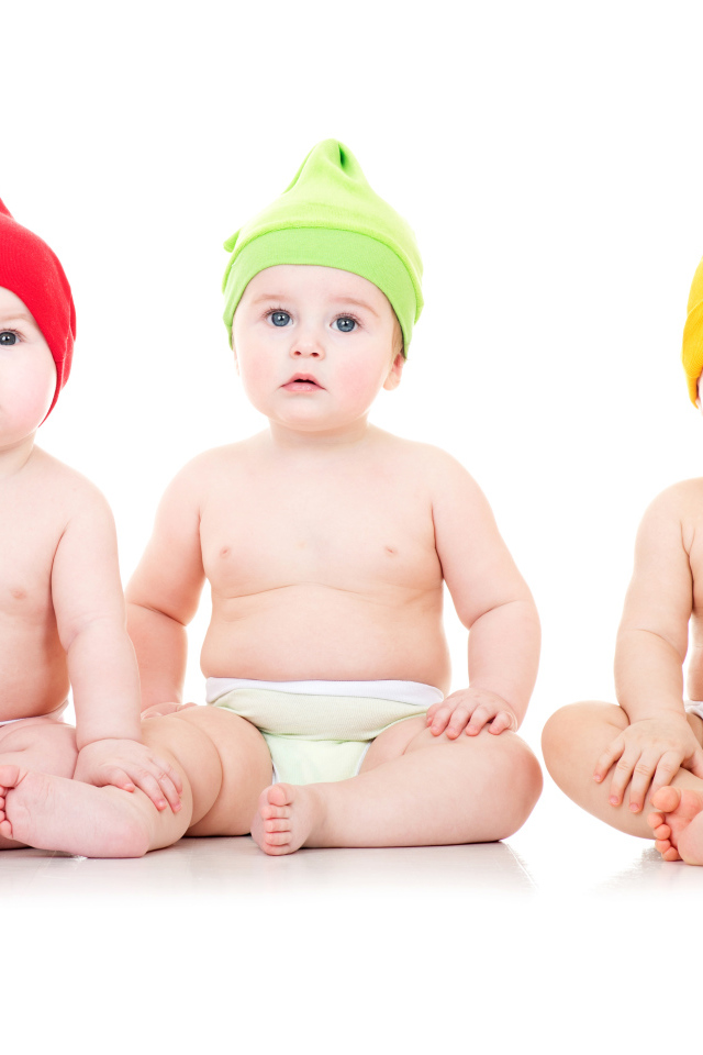 Три маленьких  мальчика на белом фоне