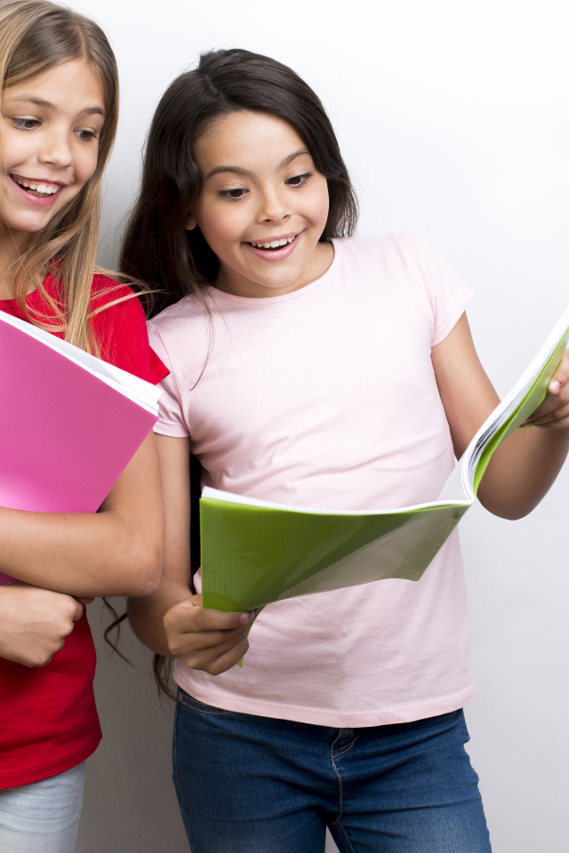 Две маленькие девочки школьницы с тетрадями