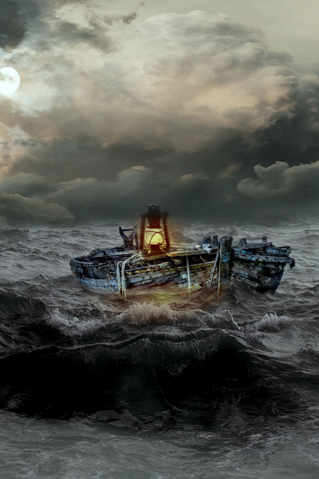 Старая лодка с лампой попала в шторм в море 