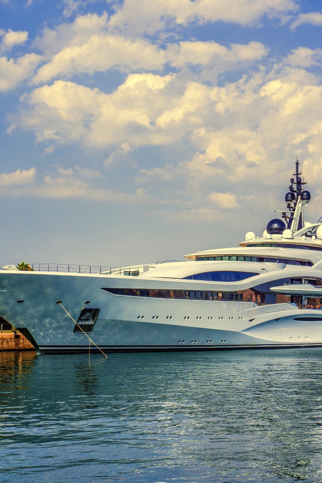 Красивая большая яхта Марина в море 