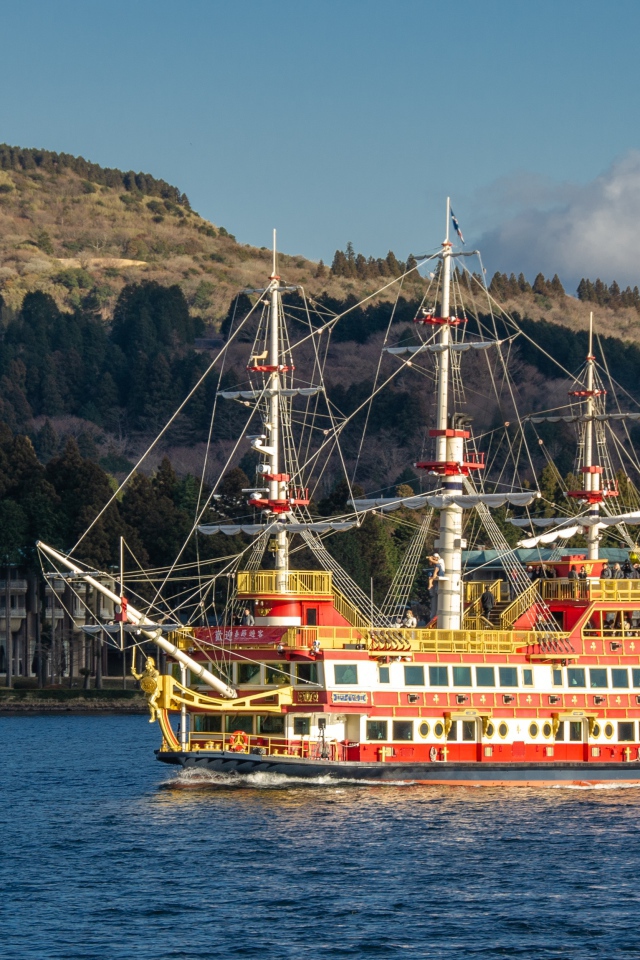 Большой красивый корабль в море 