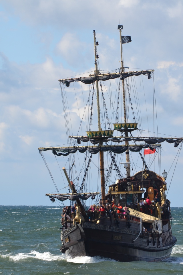 Большой черный пиратский корабль в море