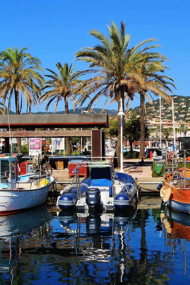 Лодки на пристани на тропическом пляже