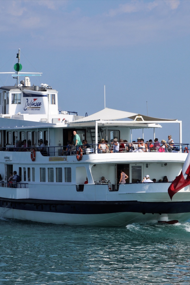 Круизный теплоход плывет по воде 