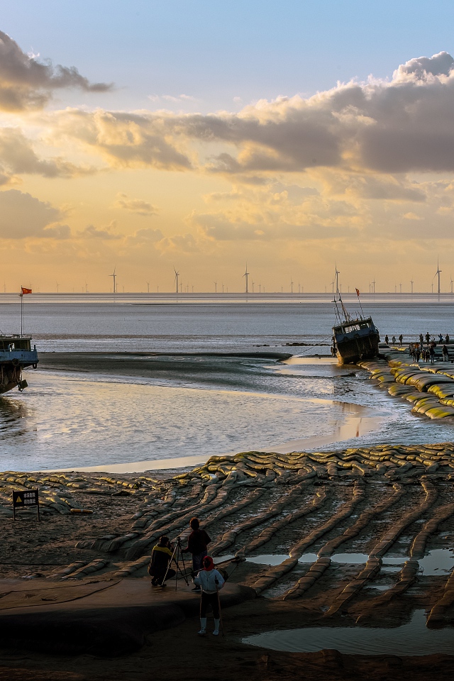 Рыбацкие шхуны на берегу моря 