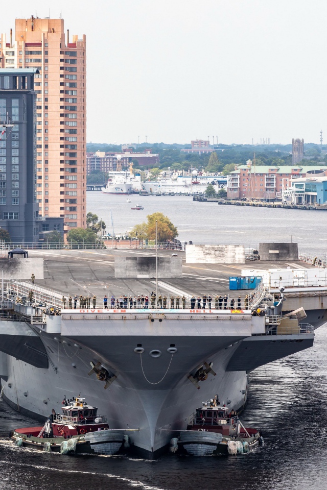 Большой авианосец в порту 