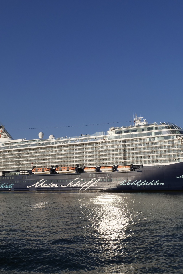 Большое круизное судно Mein Schiff  в море 