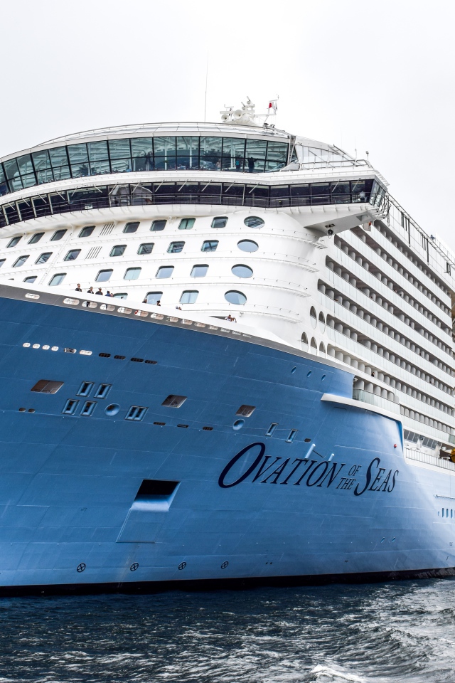 Большой круизный лайнер Ovation of the Seas заплывает в фьорд 
