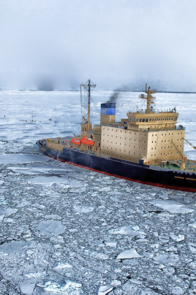 Большой ледокол в арктическом океане 