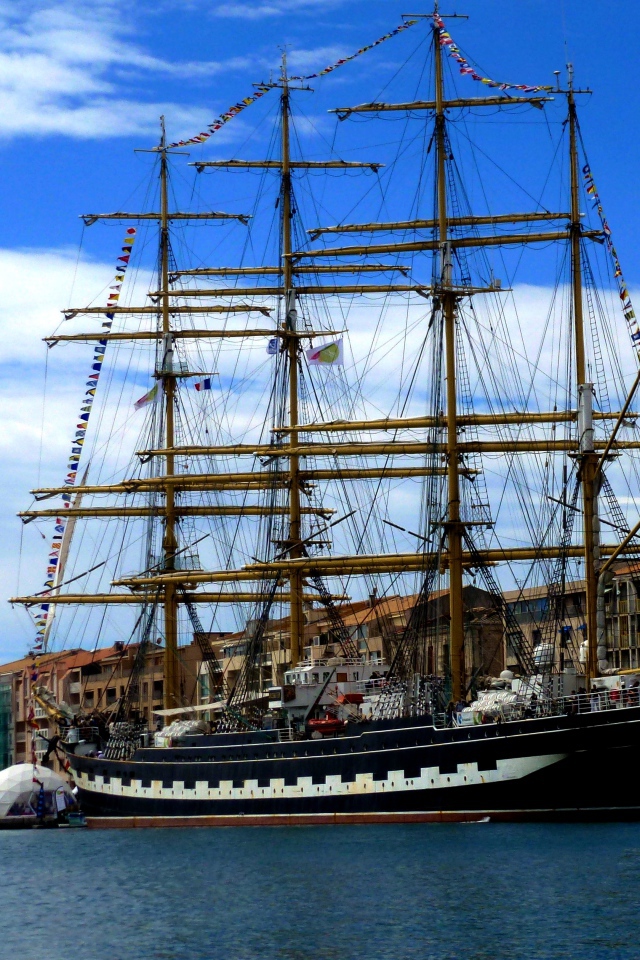 Большой парусный фрегат в порту на фоне неба