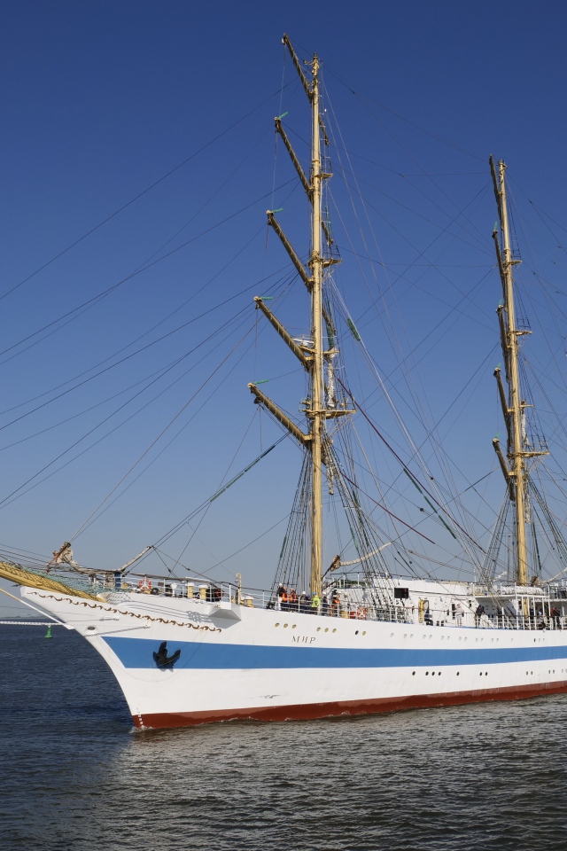 Большой корабль с опущенными парусами в море 