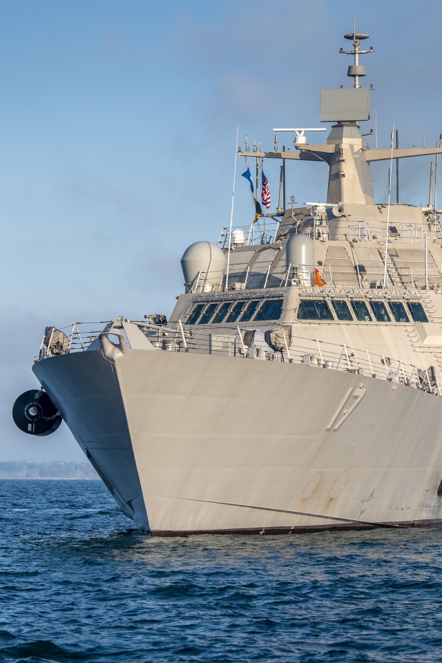 Большой военный корабль USS Indianapolis (LCS-17) в море