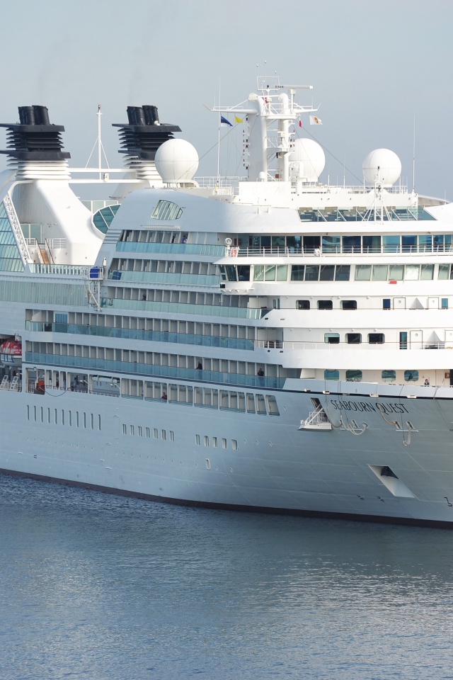 Большой белый круизный лайнер SEABOURN QUEST в море