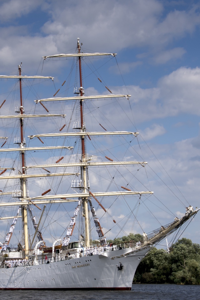 Большой белый корабль с опущенными парусами