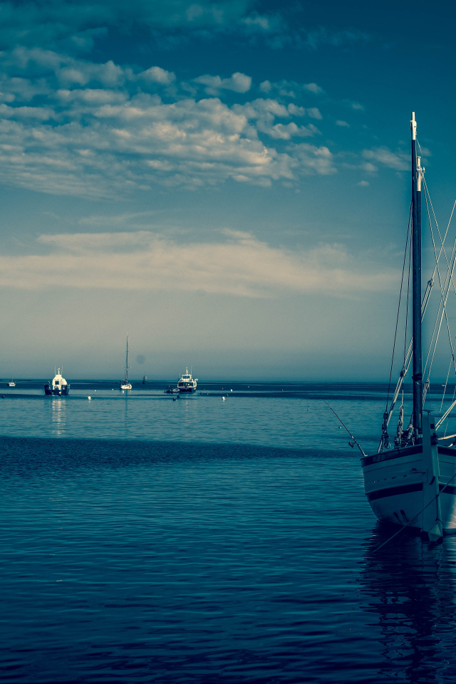 Парусная лодка в порту в сумерках 