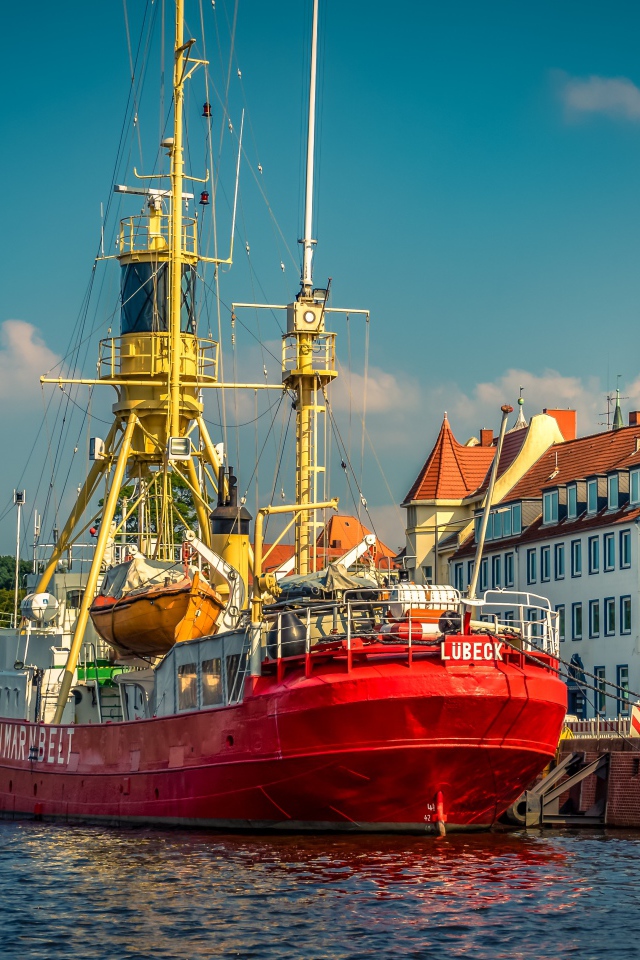 Корабль fehmarnbelt в порту города Любек 