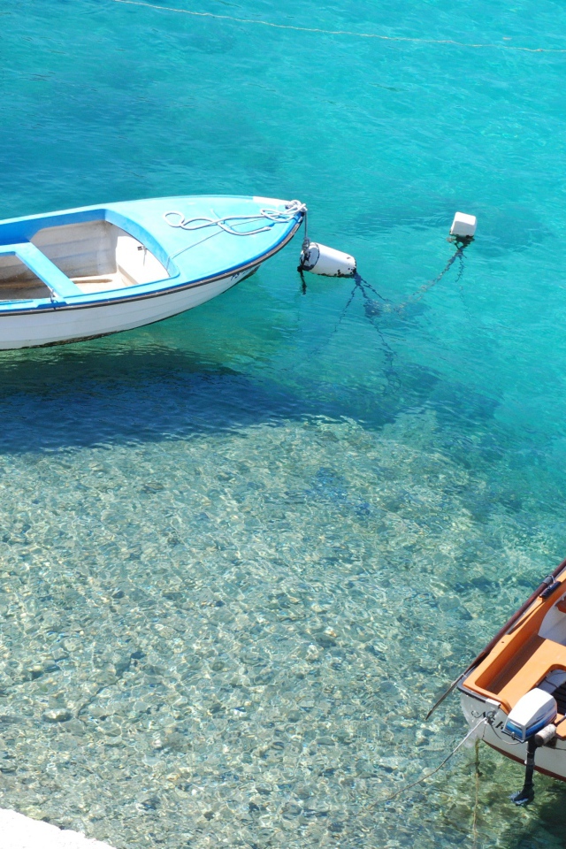 Две лодки на голубой воде океана