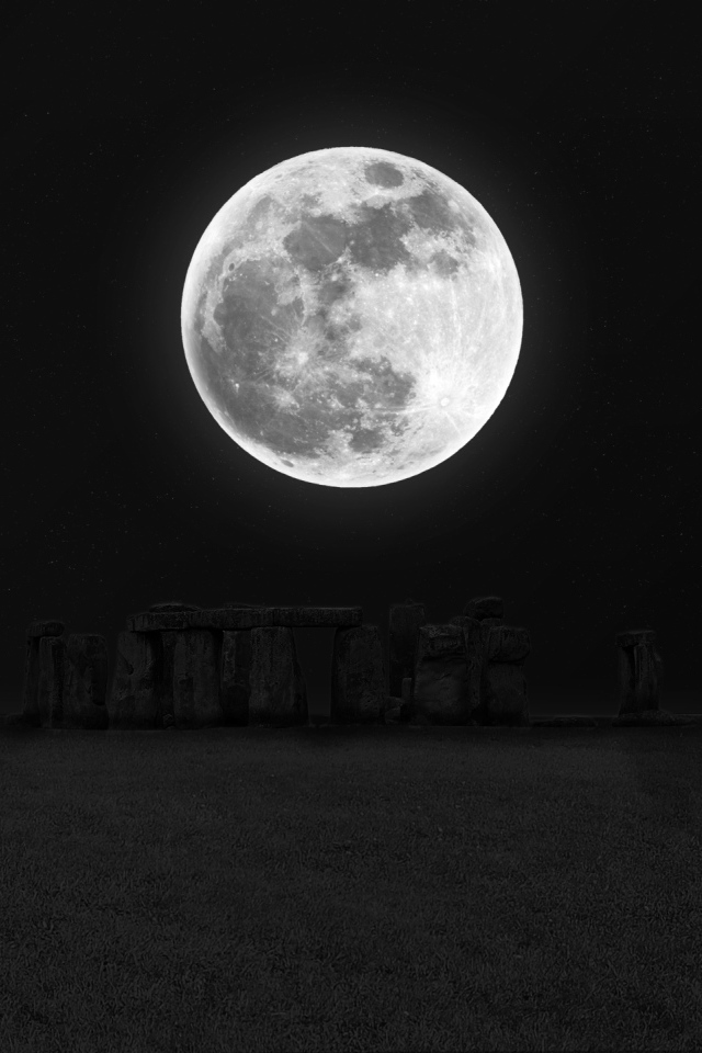 Большая яркая луна в ночном небе 