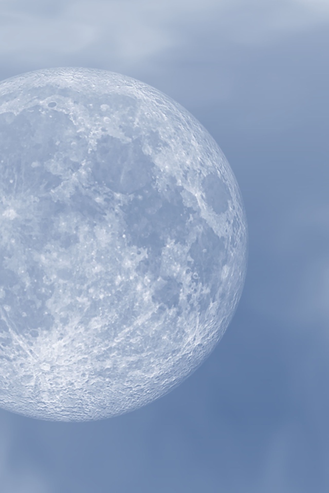 Большая белая холодная луна в небе 