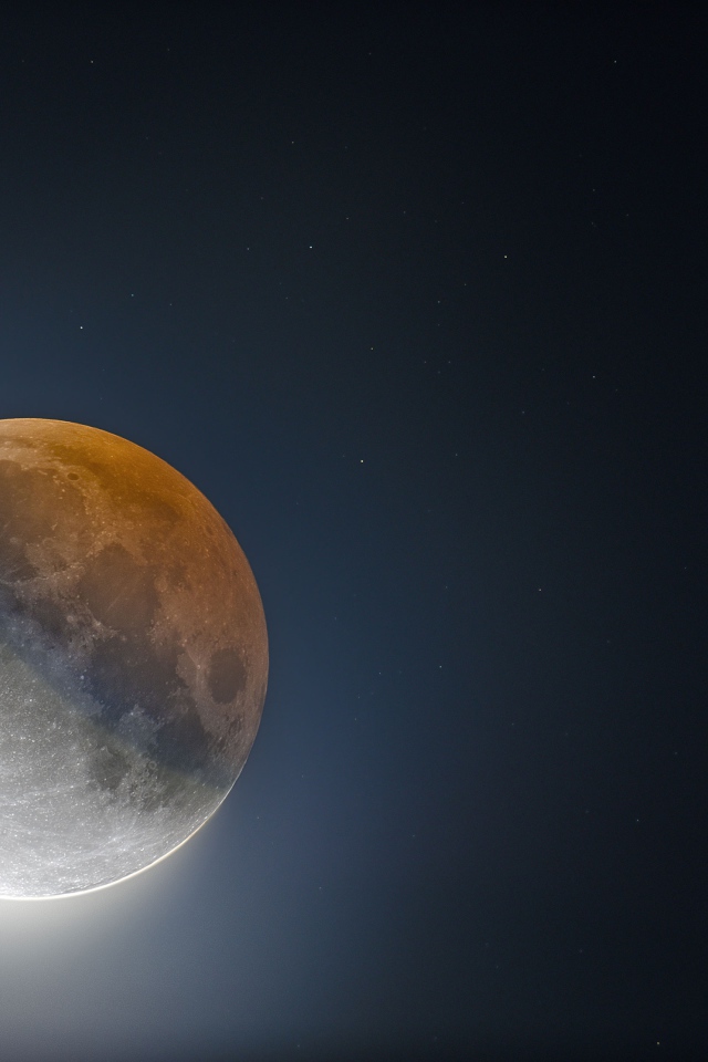 Большая желтая луна в черном небе 