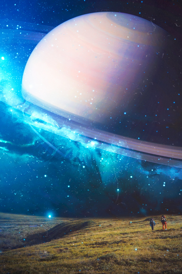 Большая планета Сатурн в неоновом небе над землей 