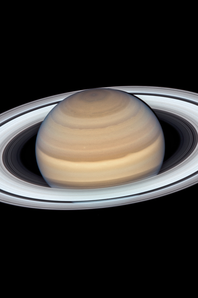 Большая планета Сатурн с кольцами на черном фоне