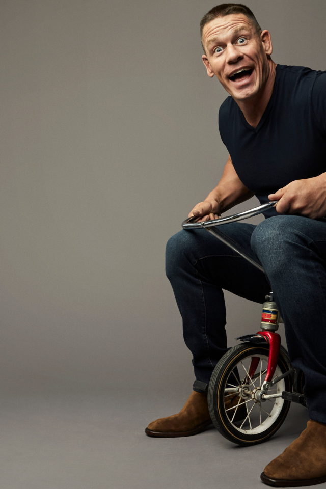 Американский рестлер Джон Сина на детском велосипеде