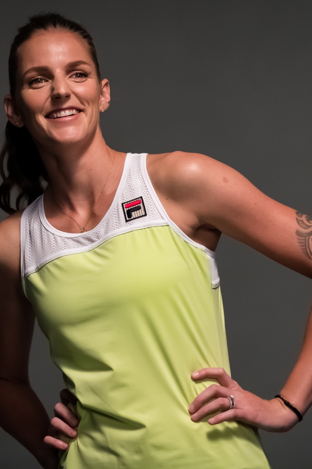 Чешская теннисистка Каролина Плишкова на сером фоне