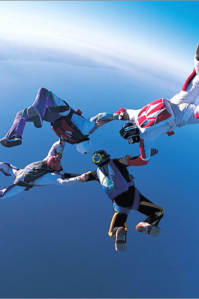 Четыре парашютиста в воздухе 