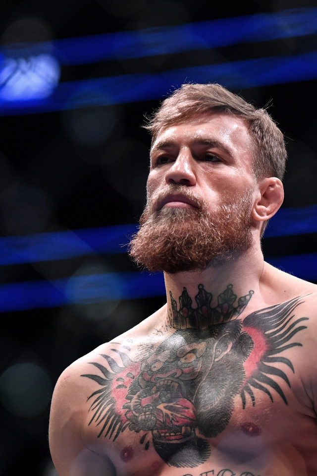 Ирландский боец Конор Макгрегор с татуировками на теле на ринге