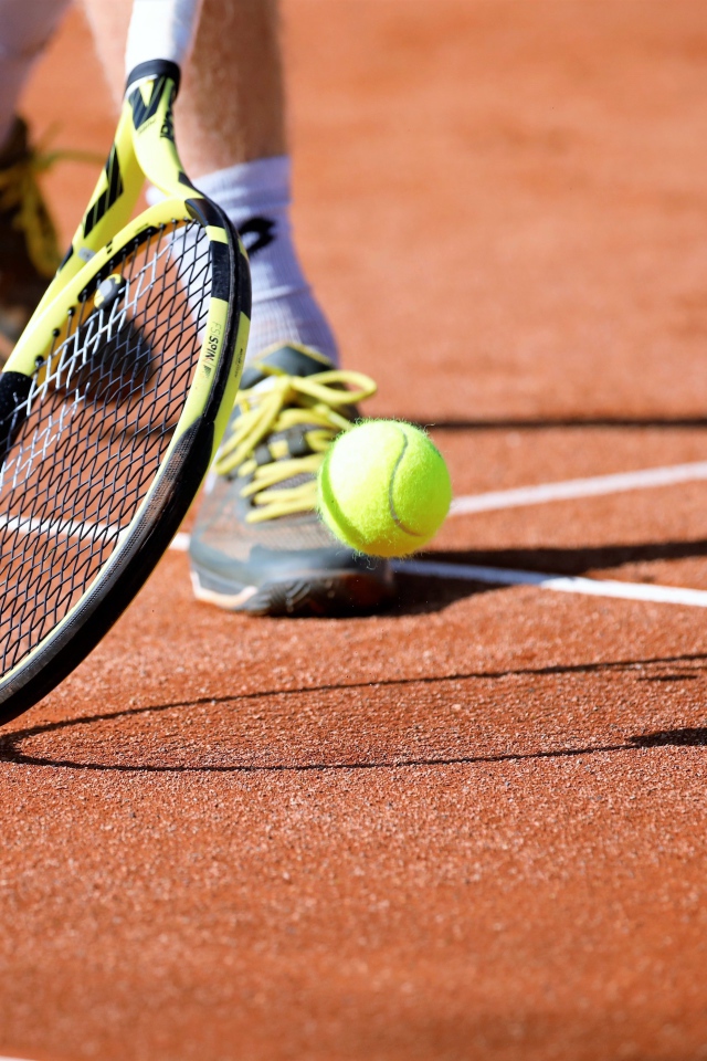 Мужчина играет на корте в теннис 