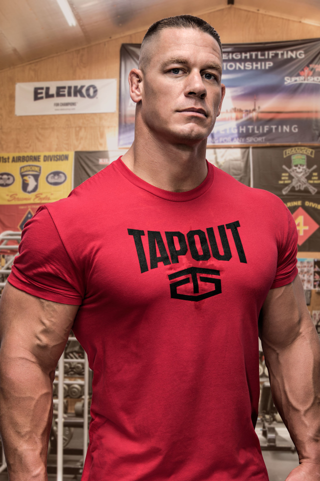 Сильный мужчина Джон Сина в спортзале