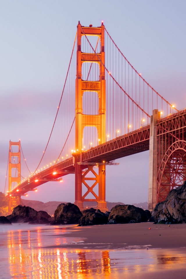 Мост Золотые Ворота в свете фонарей вечером