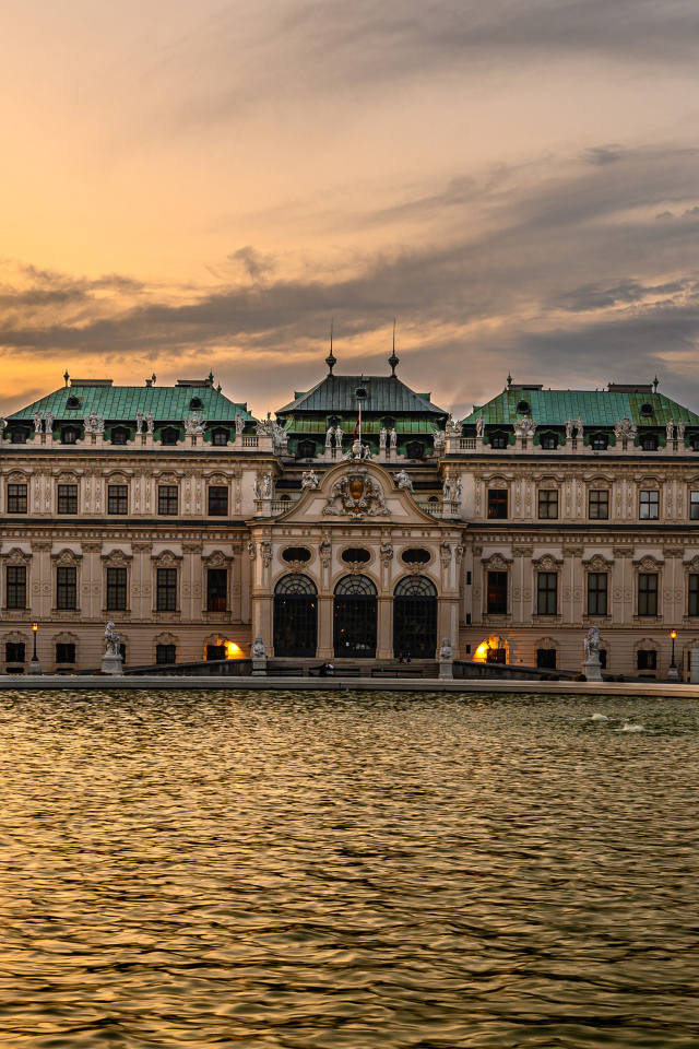Старое здание у воды на закате, Австрия 