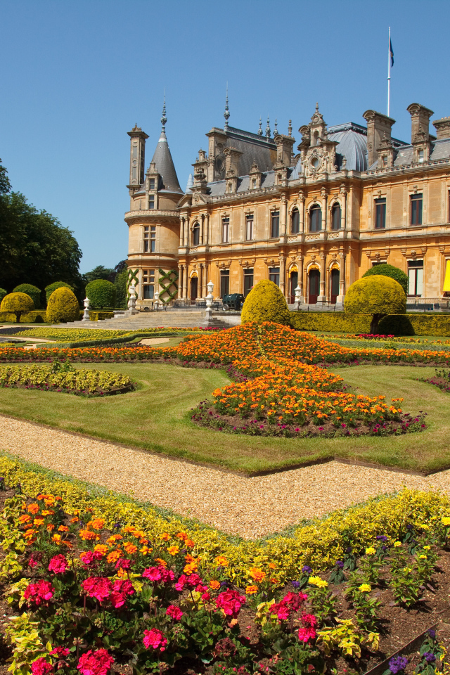Красивый дворец Поместье Уоддесдон с цветами на клумбах