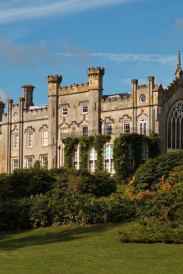 Красивый старинный замок в  Шеффилд парке, Англия