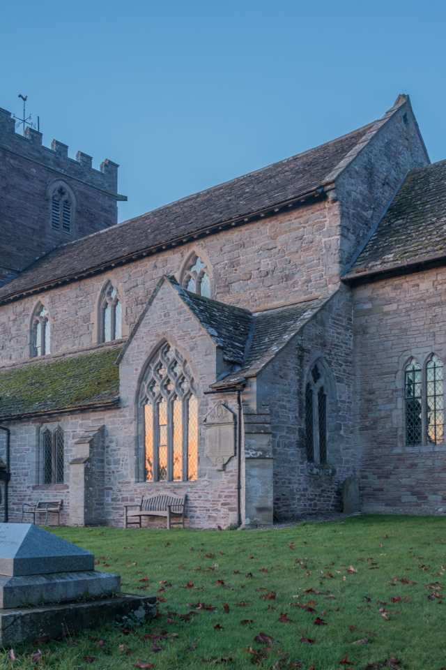 Старое каменное здание под голубым небом, Англия 