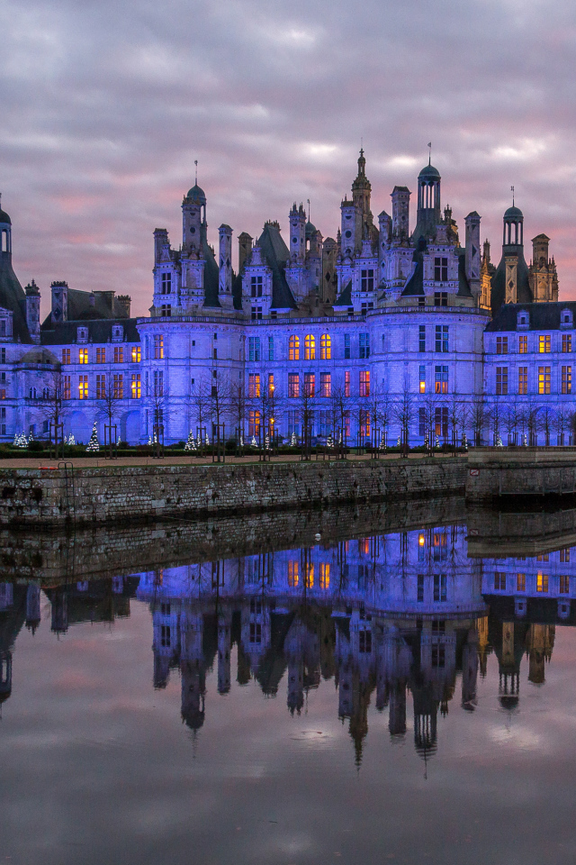 Замок Шамбор отражается в воде в сумерках, Франция