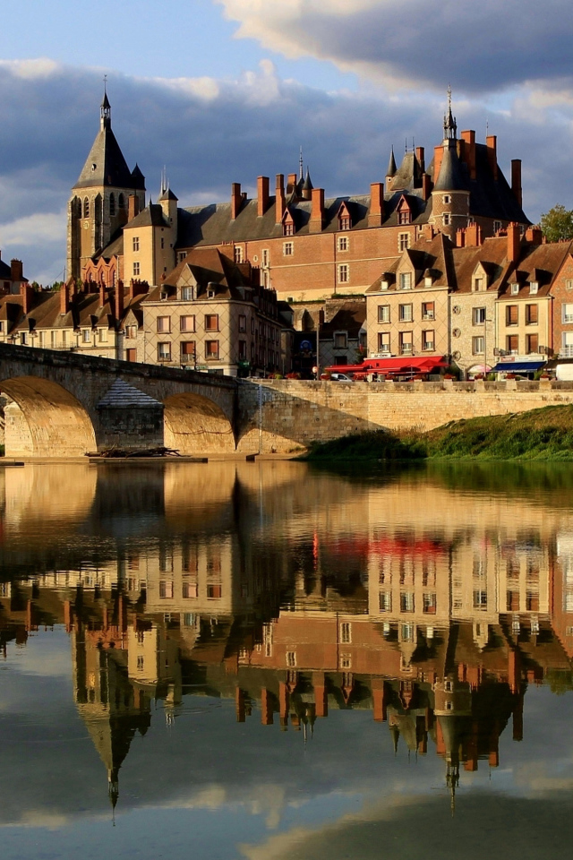 Большой дом отражается в реке у моста, Франция